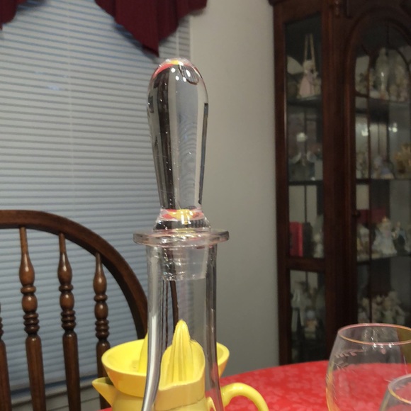 Swiss Colony wine canister and wine glasses. - Picture 4 of 4